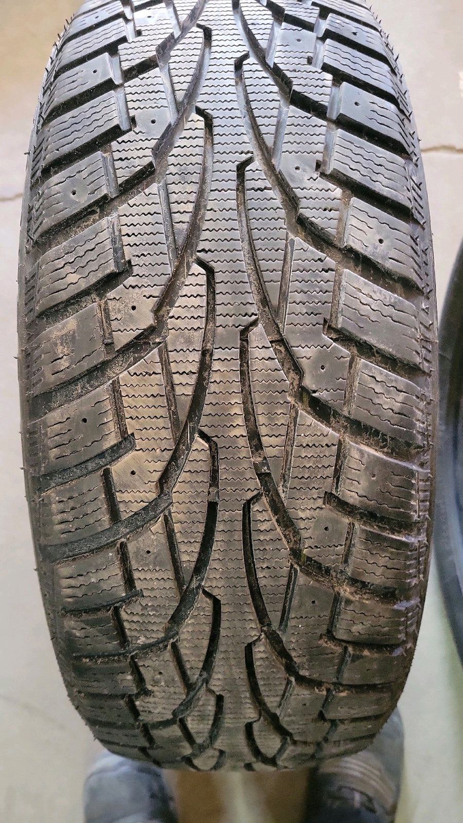 4 x P215/55R17 94T Uniroyal Tiger Paw Ice & Snow 3 PneusGLCFungo