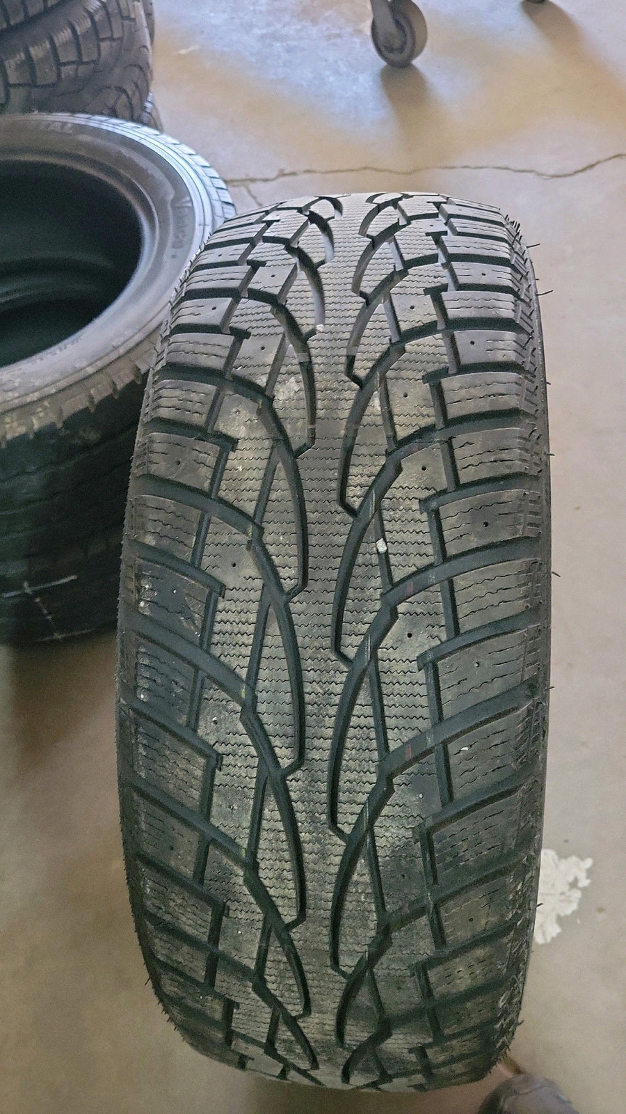 4 x P215/55R17 94T Uniroyal Tiger Paw Ice & Snow 3 PneusGLCFungo