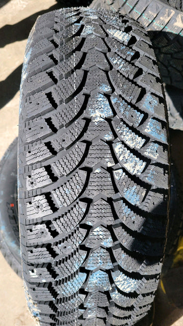 4 x P235/65R17 104S Maxtrek Trek M900 ice