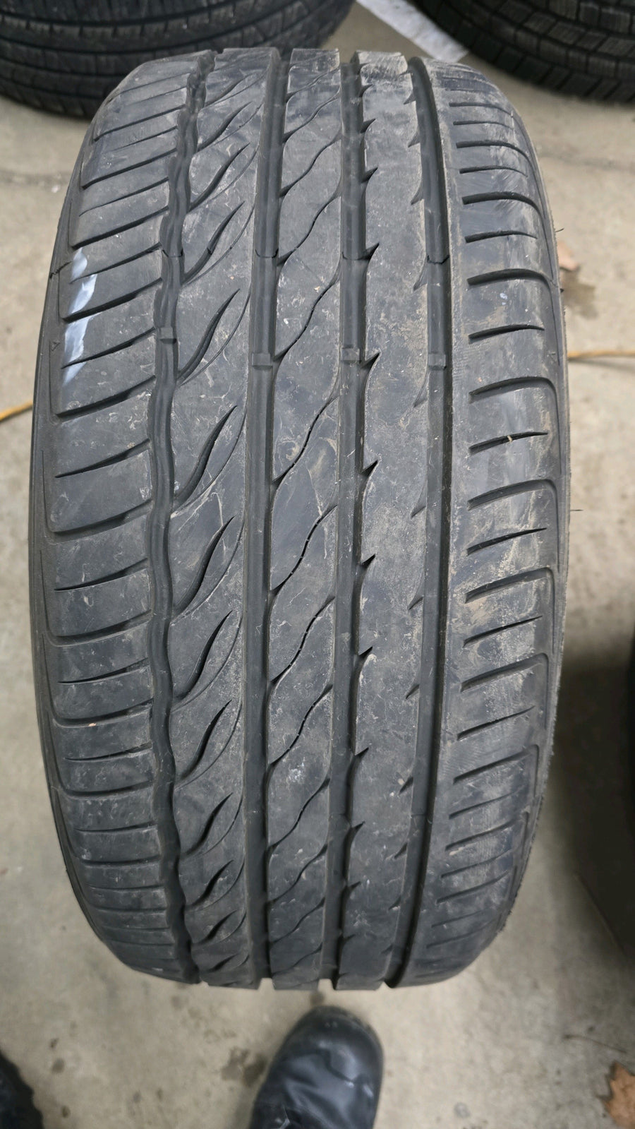 2 x P235/45R18 98W Farroad FRD26