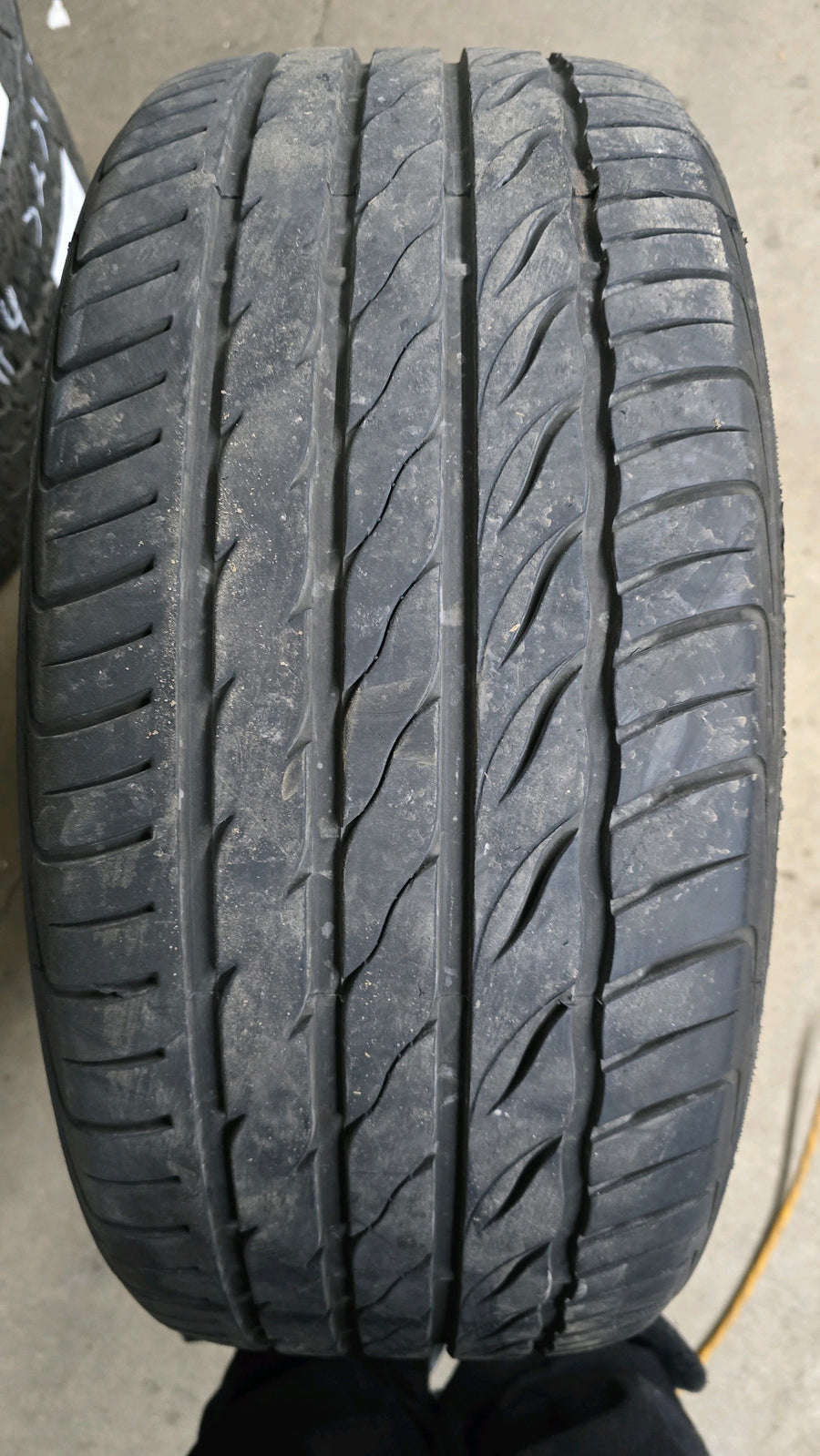 2 x P235/45R18 98W Farroad FRD26