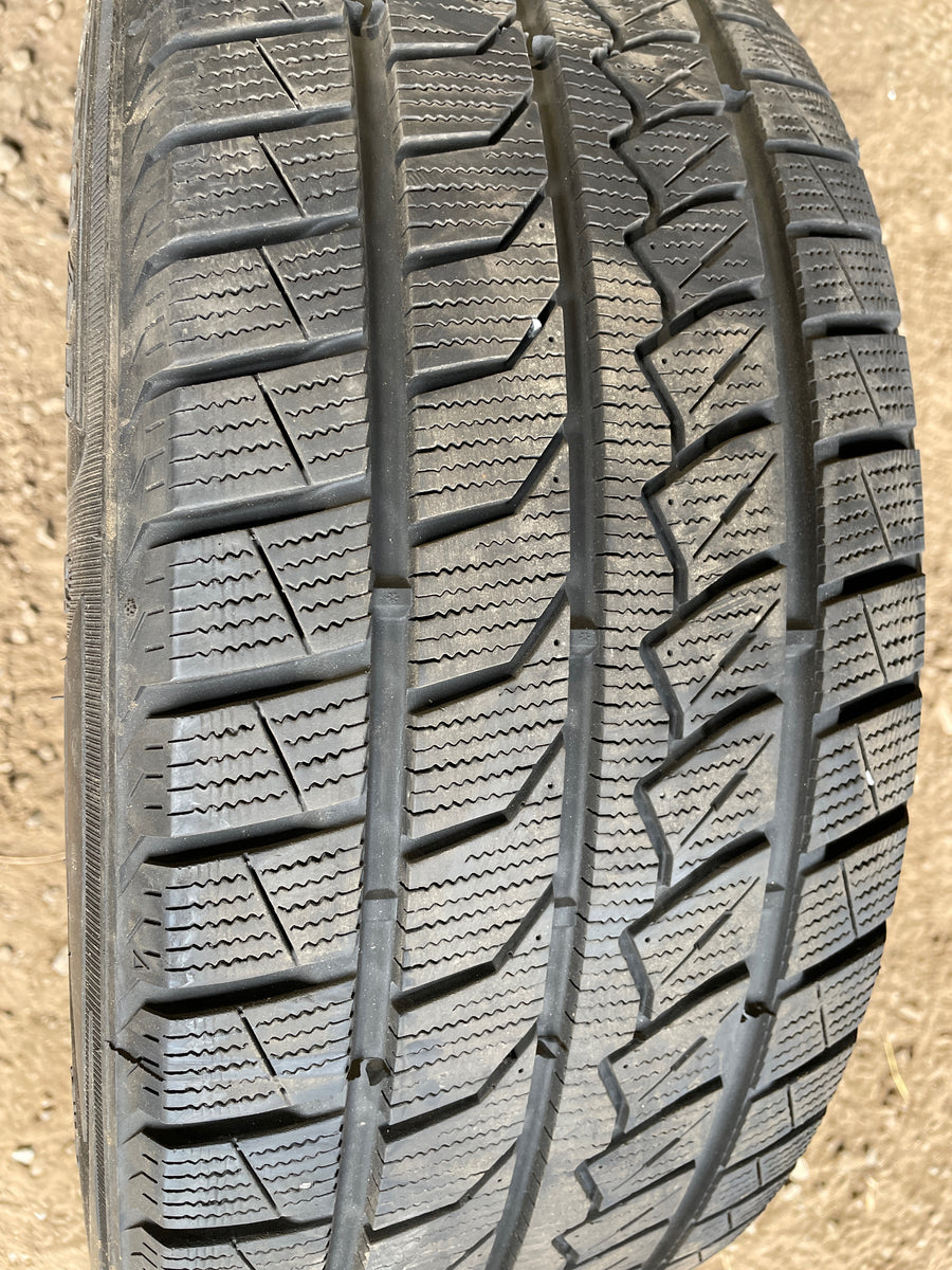 4 x P215/55R17 98H Farroad FRD79