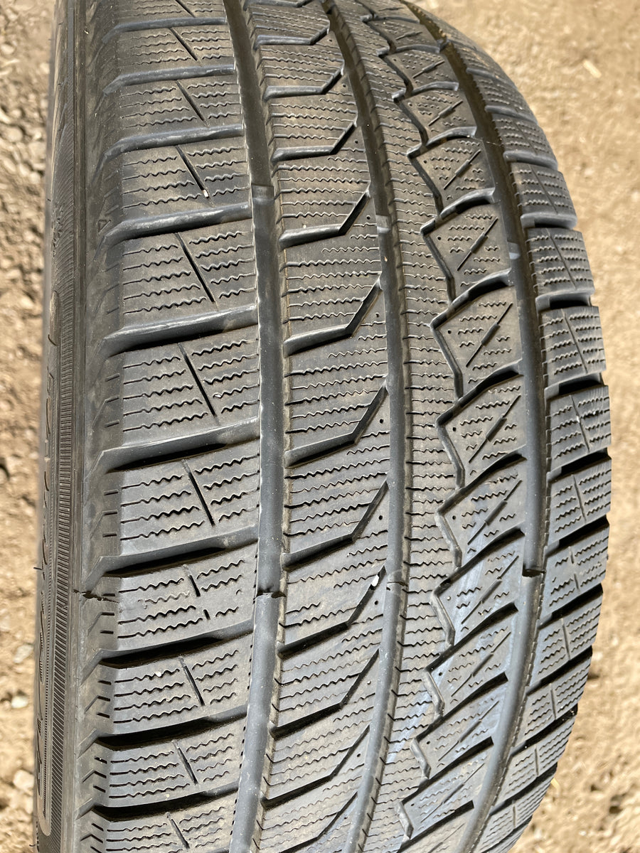 4 x P215/55R17 98H Farroad FRD79
