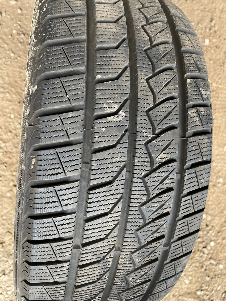 4 x P215/55R17 98H Farroad FRD79