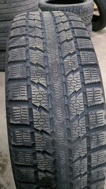 4 x P215/70R16 100S Toyo Observe GSi5